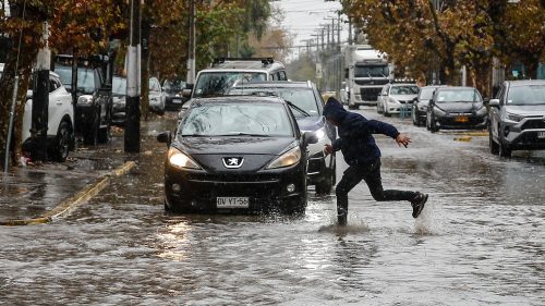 Lluvia en Santiago, en vivo: tránsito, calles cortadas, temporal y suspensión de clases