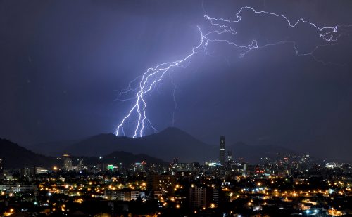 Declaran alerta meteorológica en 6 regiones del país por posibles tormentas eléctricas.