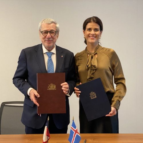 ¡Nuevo destino para los chilenos!: Gobierno firmó acuerdo de Working Holiday con Islandia