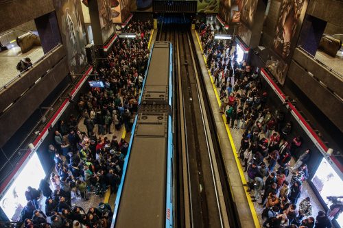 Metro de Santiago interrumpe funcionamiento por persona en las vías