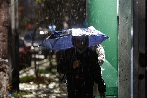 Nuevo sistema frontal llega a Santiago esta noche: revisa a qué hora comenzará a llover y durante cuántos días