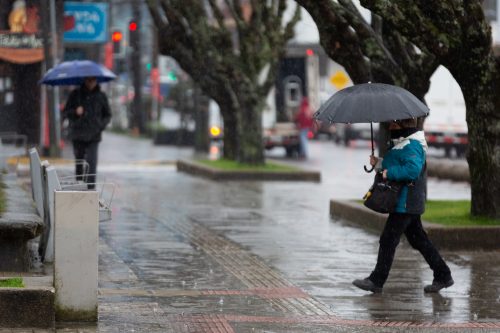 Saquen los paraguas: se aproxima un nuevo sistema frontal con lluvia en la Región Metropolitana