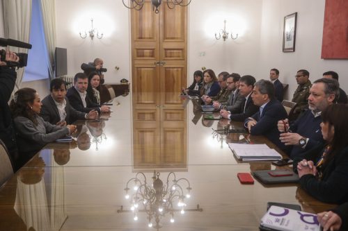 Gobierno acuerda con Enel y CGE restitución de suministro eléctrico a 60 mil clientes para hoy