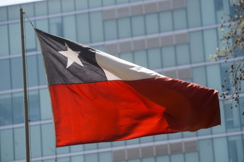 Se acercan las fiestas patrias: descubre qué días es obligación izar la bandera de Chile