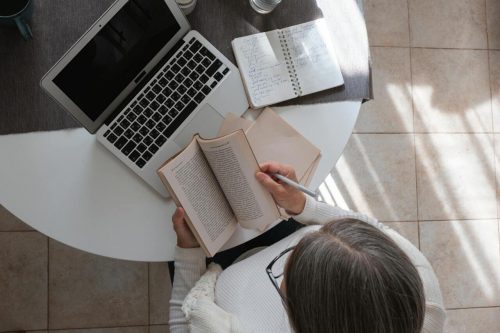 Estudiar no tiene edad: los beneficios de seguir aprendiendo con clases a domicilio