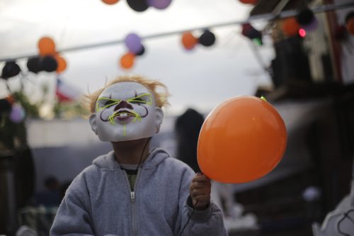 Último fin de semana largo del año: ¿Por qué son feriados el 31 de octubre y 1 de noviembre en Chile?