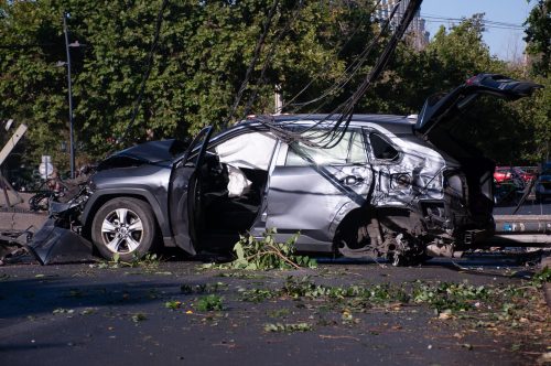 Conductor ebrio derriba postes en Bellavista: auto destruido y cortes de luz en sectores de Providencia