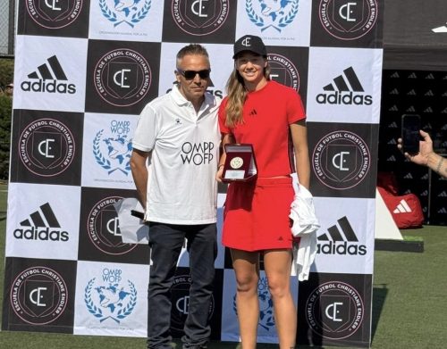 Christiane Endler recibió medalla por la paz y abordó un posible regreso a la Selección Nacional