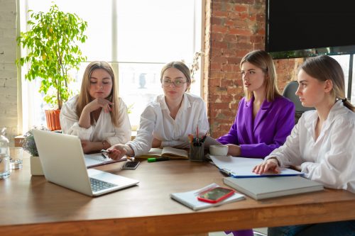 Mujeres en América Latina reportan menor satisfacción laboral que los hombres