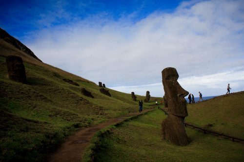 MOP comienza pavimentación de los principales caminos de Rapa Nui