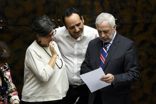 Estatua de expresidente Piñera: senadores comunistas piden segunda discusión y se atrasa votación en general