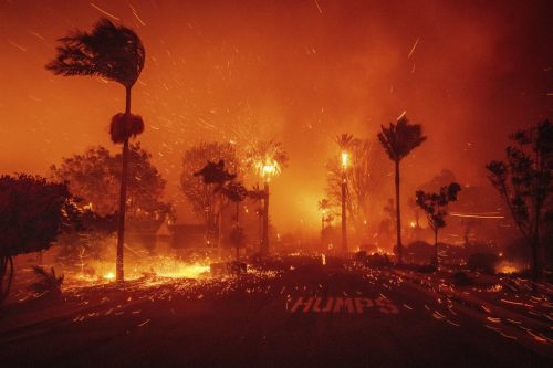 Grave incendio en California (EEUU) obliga a evacuar a 30 mil residentes