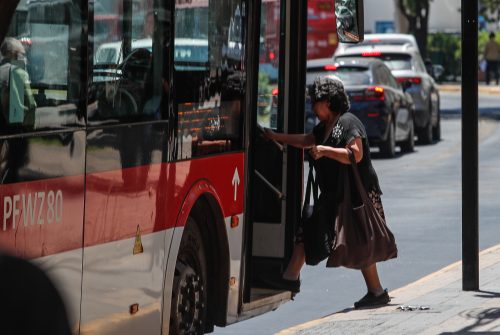 Rebaja de 50% para adultos mayores en transporte: ¿Cómo acceder a este beneficio?
