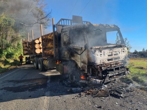 Ataque incendiario en Mulchén deja siete vehículos quemados tras anuncios de Presidente Boric sobre tierras indígenas