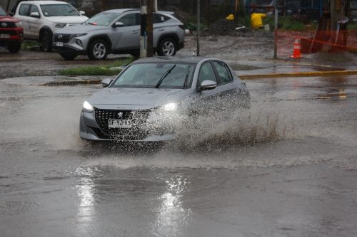 30.000 clientes sin luz en la RM deja la primera gran lluvia de la temporada