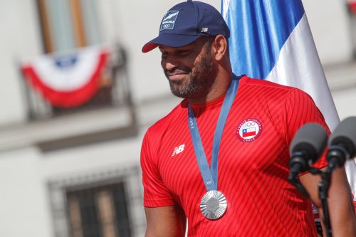 Yasmani Acosta recibe el Premio Nacional del Deporte y anuncia que su medalla olímpica quedará en La Moneda