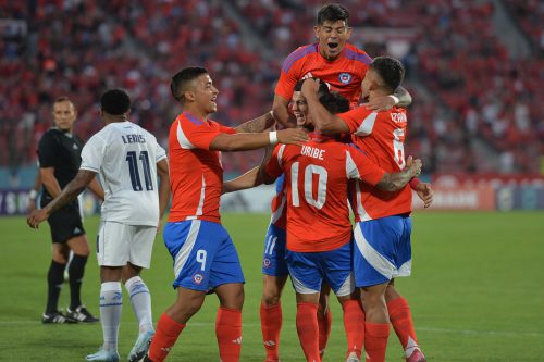 ¿Qué jugadores del medio local podrían estar en la citación de "La Roja"?