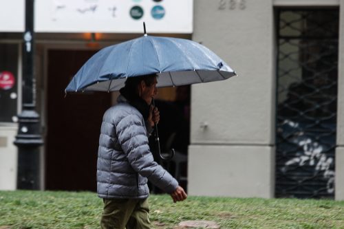 Anuncian lluvia intensa para Santiago desde esta noche: El día con más precipitaciones será el jueves