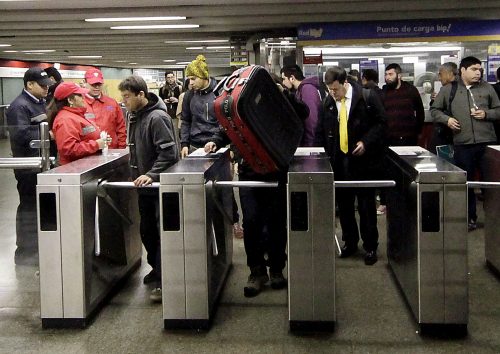 Metro anuncia medidas para combatir comercio ambulante: prohibirá carros, "yeguas" y bultos grandes