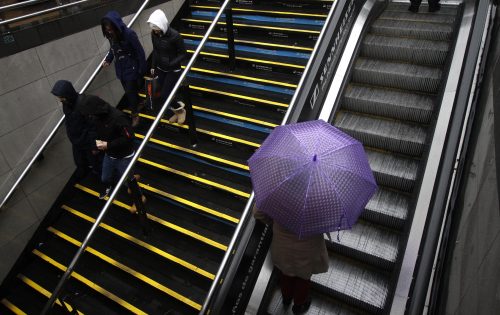 Usuarios captan emanación de humo en el Metro tras cierre de estaciones en Línea 1