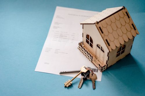 Chilenos priorizan la casa propia pese a que un 66,7% cree no poder acceder a un crédito hipotecario, según estudio