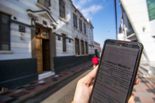 Funcionarios que viajaron con licencias médicas: sumarios podrían extenderse por años pese al límite legal de seis meses