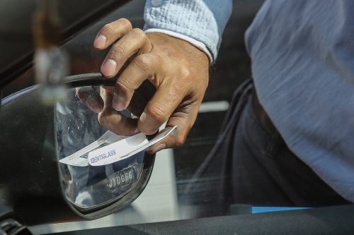 Último día para el grabado de patentes: Revisa las multas que se arriesgan y para qué autos no es obligatorio