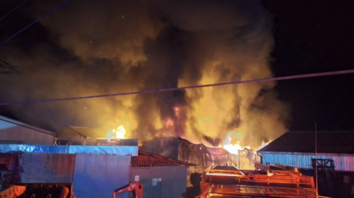Voraz incendio afecta a planta de Fósforos Copihue en región del Maule