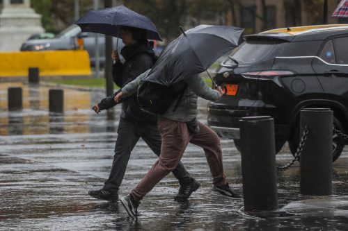 Lluvia y vientos en Santiago: empresas eléctricas preparan plan de contingencia por eventuales cortes de luz