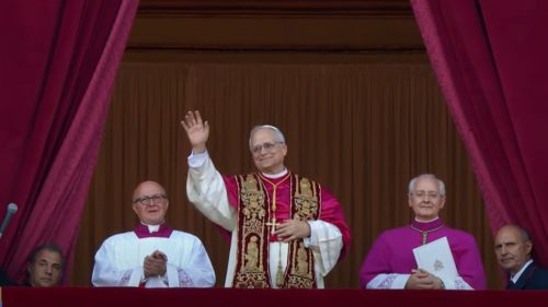 León XIV llama a la paz en su primer discurso como papa y se dirige a a Francisco: "Conservamos en nuestros oídos su voz frágil y valiente"