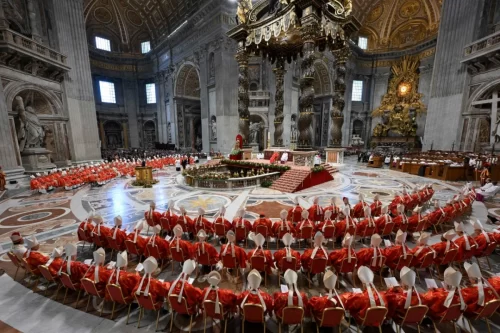 Cardenales se preparan para el cónclave con misa solemne en la Basílica de San Pedro