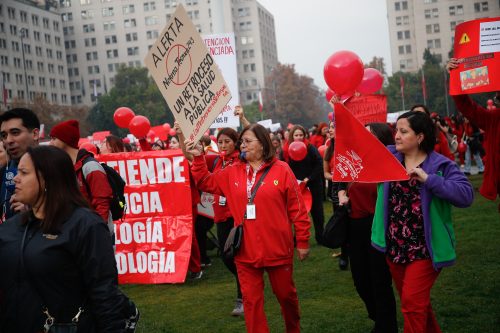 Colegio de Matronas protesta frente a La Moneda por cambio normativo que reduce su campo laboral