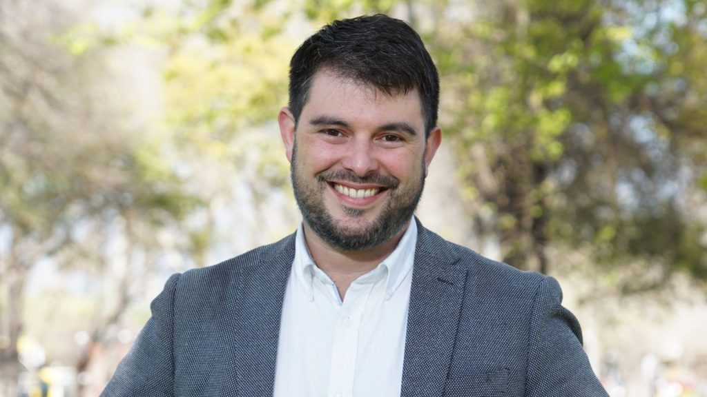 Procultura: Sebastián Balbontín, actual pareja de Alberto Larraín, renunció al Frente Amplio