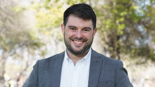 Procultura: Sebastián Balbontín, actual pareja de Alberto Larraín, renunció al Frente Amplio