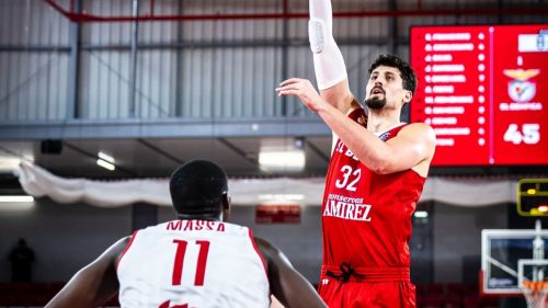 Quién es Nicolás Carvacho, el chileno que se consagró campeón y MVP del básquetbol portugués