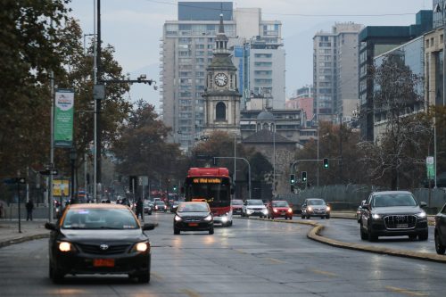 Exceso de velocidad en plena Alameda: estudio observó vehículos transitando hasta a 112 kilómetros por hora