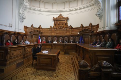 43 años después: egresados de Derecho deberán repetir su práctica profesional por no entregar informe final