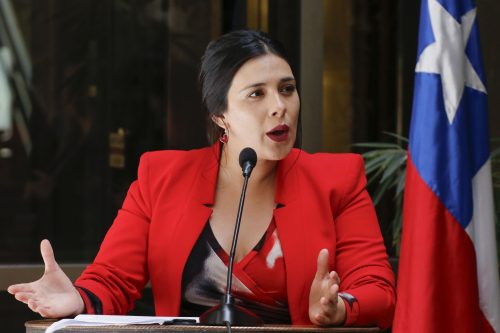 Karol Cariola niega multas de tránsito y apunta a Fiscalía: