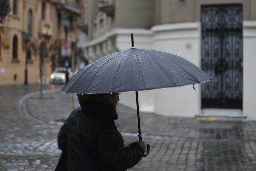 Anuncian la primera lluvia de junio en Santiago: podría nevar en la RM