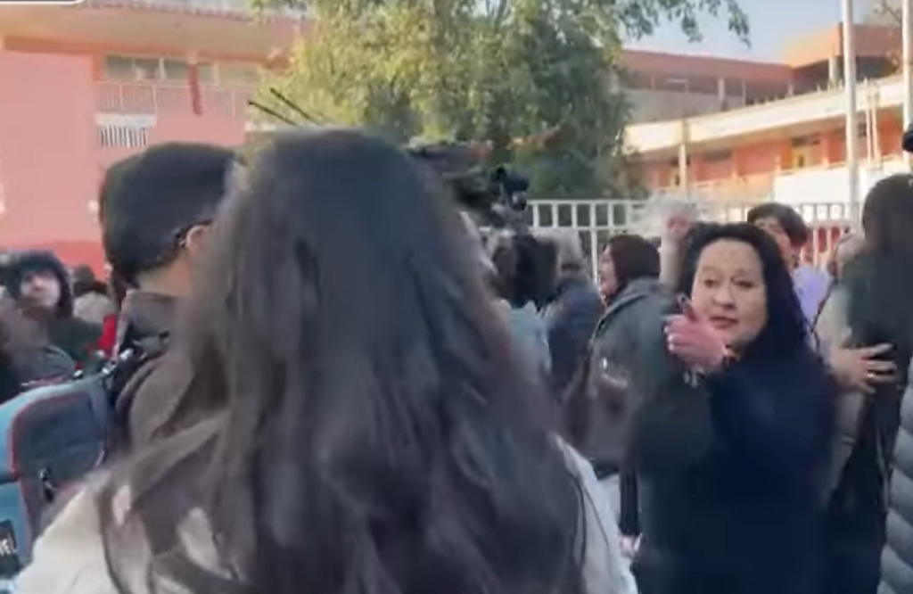 Periodista de CNN le tiró el celular a adherente de Daniel Jadue tras ser increpada