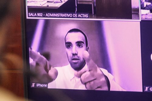 Martín de los Santos, imputado por agresión a conserje, se encuentra prófugo y enfrenta orden de detención