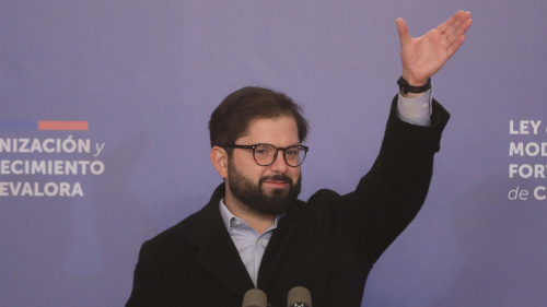 Boric inicia su postnatal tras nacimiento de su hija Violeta: será de cinco días hábiles