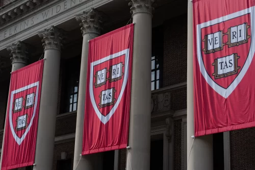 Al menos 18 estudiantes chilenos quedarían fuera de Harvard por orden de Trump, pese a revés judicial