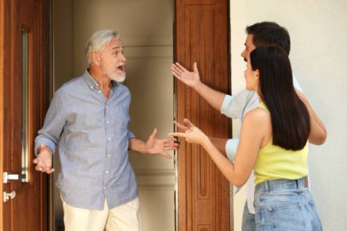 Entregar datos falsos, ruidos y carpas: el ranking de incivilidades que más molestan a los chilenos