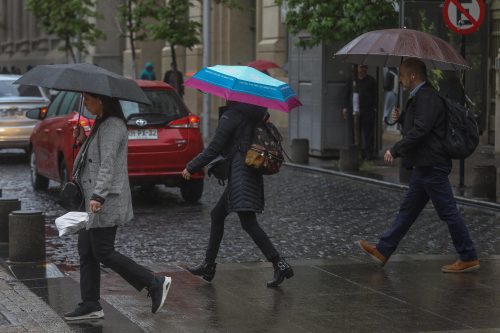 Cinco días de lluvia en Santiago: ¿Cuándo comienza el temporal y cuánta agua caerá?
