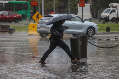 Pronostican lluvias y viento para este domingo en Santiago por sistema frontal