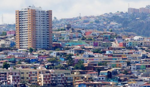 Minvu analiza cambios en la vivienda chilena: más departamentos, menos hacinamiento y caída de mediaguas