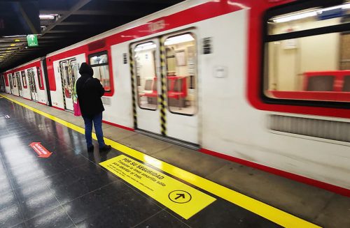 Metro de Santiago inicia plan para instalar puertas en Línea 1