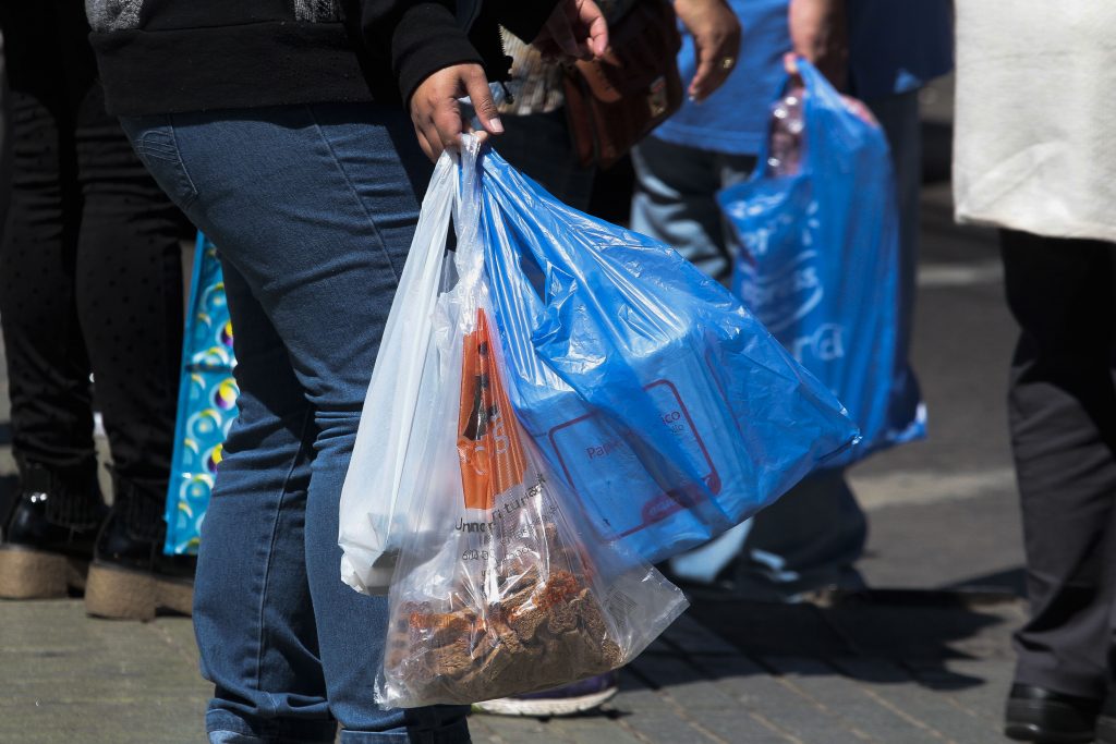 Día Internacional Sin Bolsas Plásticas: alertan que aún se observa su uso en Chile