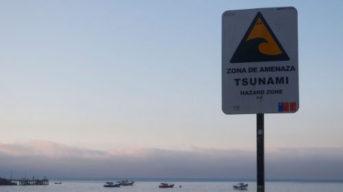 Alerta de tsunami en el borde costero del país: primeras olas llegarán a Rapa Nui